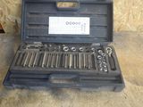 une trousse à outils posée sur une table