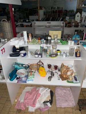 une table sur laquelle sont disposés de nombreux articles dans un magasin