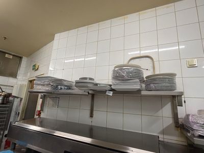 de nombreuses assiettes sur l'étagère de la cuisine