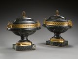 paire d'urnes en marbre noir ornées de dorures