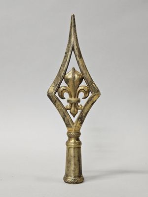 un objet métallique de couleur dorée orné d'un motif décoratif