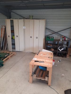 2 armoires métalliques à portes 120x43x198 (rouillées)