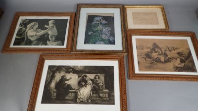 quatre tableaux encadrés sur le mur d'une pièce