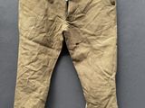 un gros plan sur un pantalon suspendu à une corde à linge