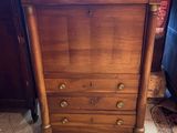 une commode en bois avec un plateau en marbre