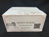 un gros plan sur une boîte de vin posée sur une table