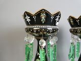 deux vases noirs ornés de motifs verts et blancs