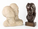 deux sculptures représentant une femme et un homme sur fond blanc