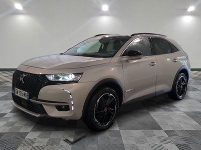 l'avant d'un SUV DSX beige de 2020 posé sur un sol à damier