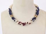 gros plan d'un collier sur un mannequin mannequin mannequin mannequin mannequin mannequin mannequin mannequin mannequin