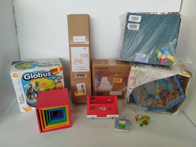 un grand nombre de jouets posés sur une table