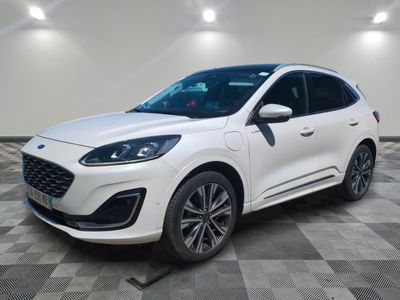 Une Ford Escape blanche de 2020 est exposée dans un showroom