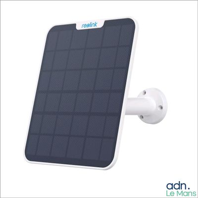 une image montrant un gros plan d'un panneau solaire fixé à un mur