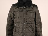 une veste noire à col en fourrure sur un mannequin, un mannequin, un mannequin, un mannequin, un mannequin, un mannequin, un mannequin, un mannequin, un mannequin, un mannequin, un mannequin, un mannequin, un mannequin, un mannequin, un mannequin, un mannequin, un mannequin, un mannequin, un mannequin, un mannequin, un mannequin, un mannequin, un mannequin, un mannequin, un mannequin, un mannequin, un mannequin, un mannequin, un mannequin, un mannequin, un mannequin, un mannequin, un manne
