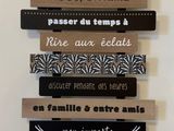 a sign on the wall that says nous on aime