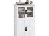 Le meuble est blanc et comporte deux portes et une étagère.