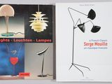 deux livres sur les lampes et des lampes exposées sur une table