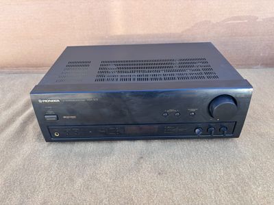 un récepteur noir surmonté d'une télécommande