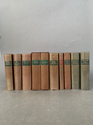 six livres sont alignés sur une table