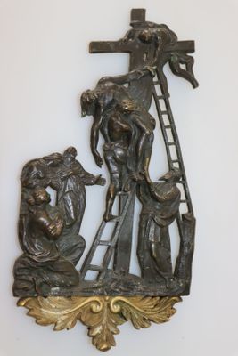 une sculpture métallique représentant un homme et une femme sur un pont