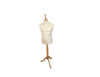 une image représentant un mannequin posé sur un socle en bois, sur fond blanc