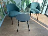 deux chaises et une table dans le coin d'une pièce