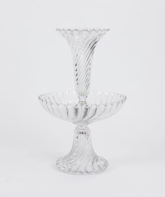 une image représentant un vase en verre transparent sur fond blanc