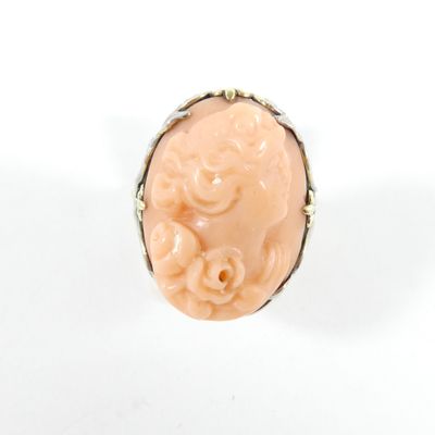 Gros plan sur une bague ornée d'une fleur