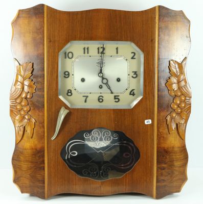 une horloge en bois accrochée au mur