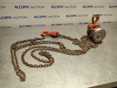 une chaîne attachée à une bouche d'incendie sur une table