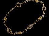 un bracelet en or composé de maillons ovales et de perles ovales
