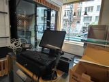 un bureau avec un clavier et un écran devant une fenêtre