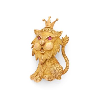 BROCHE présentant un motif de lion couronné, pavé de deux ru…