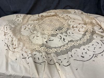 un oreiller blanc orné d'un motif en dentelle