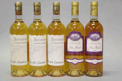 quatre bouteilles de vin posées les unes à côté des autres sur une table
