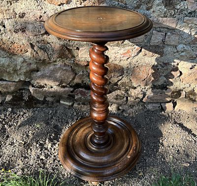 une petite table en bois avec un plateau en bois, posée à même le sol