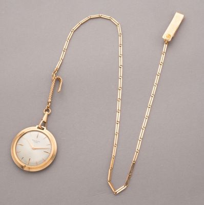 un gros plan d'une montre et d'une chaîne posées sur une table