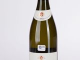 une bouteille de vin posée sur une table