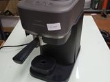 une cafetière posée sur une table dans une pièce