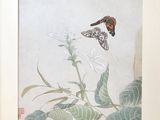 une photo d'un tableau représentant un papillon posé sur une fleur