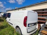 une camionnette blanche garée dans l'herbe