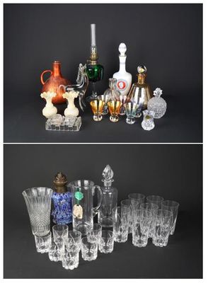 de nombreux vases et verres en verre de toutes sortes sur la table