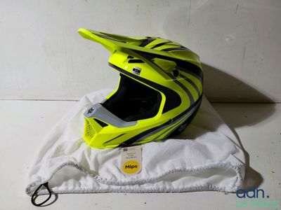 un casque jaune posé sur un sac blanc