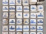 plusieurs carreaux ornés de motifs bleus et blancs