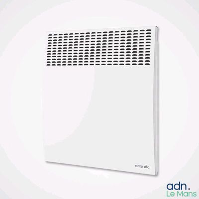 un gros plan d'un radiateur mural blanc fixé sur un mur blanc