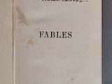 un livre ouvert avec une écriture dessus, posé sur une table