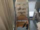une chaise haute qui se trouve au milieu d'un couloir