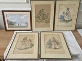 trois gravures encadrées représentant des femmes et des enfants posées sur une table