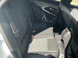 les sièges arrière d'une voiture équipée d'une ceinture de sécurité à l'arrière