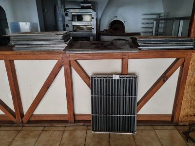 un radiateur au milieu d'une cuisine, avec une cuisinière en arrière-plan